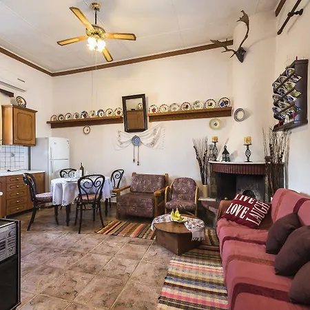 Theo's Traditional House Apartment