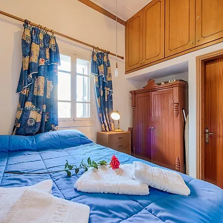 Theo's Traditional House Apartment *